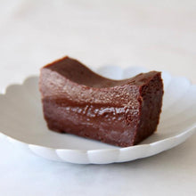 画像をギャラリービューアに読み込む, チョコレートテリーヌ & バスクチーズケーキミニギフトボックス / Chocolate Terrine and Mini Basque Cheesecake Gift Box